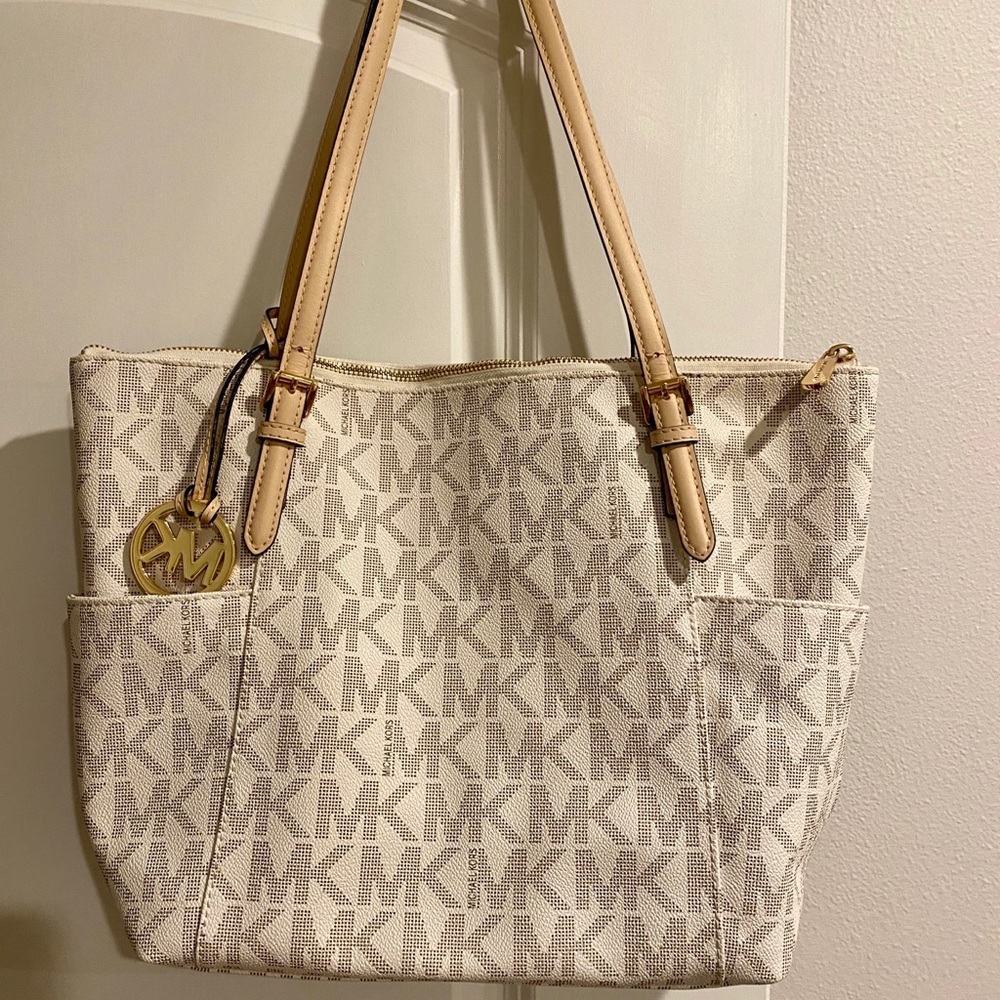 🌻SOLD🌻. Micheal Kors Tote